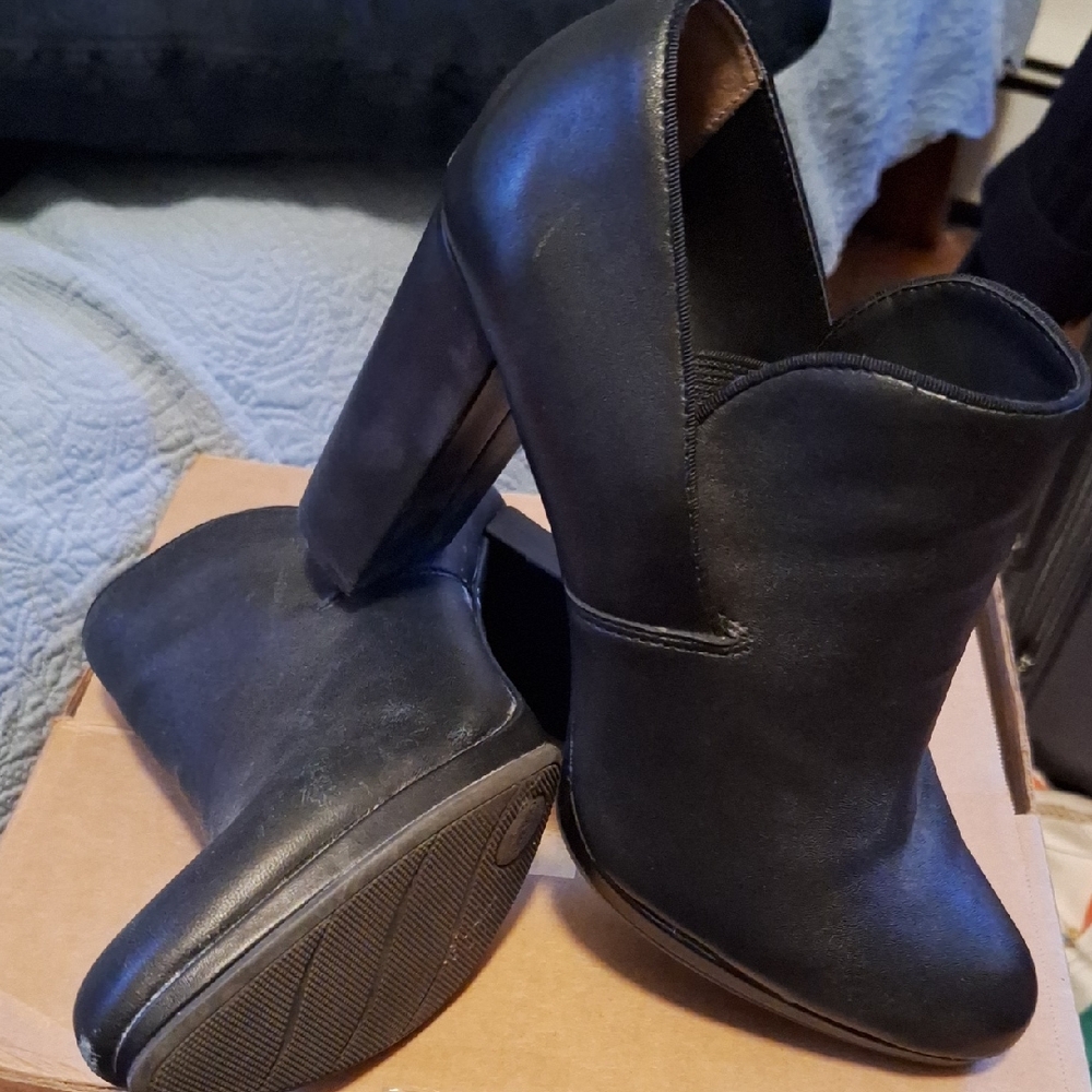 Me Too Black Leather Heeled Booties
